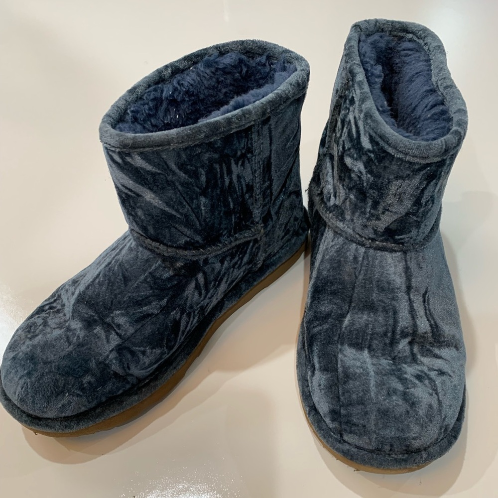UGGS size 6 youth approx 7.5 woman classic 2 velvet ocean blue